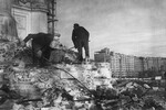 Рабочие во время разбора стен кафедрального соборного храма Рождества Христова на улице Волхонка для расчистки площадки под строительство бассейна «Москва», СССР, июль-сентябрь 1931 года