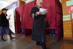 Местные жители во время предварительного общественного голосования на избирательном участке №34