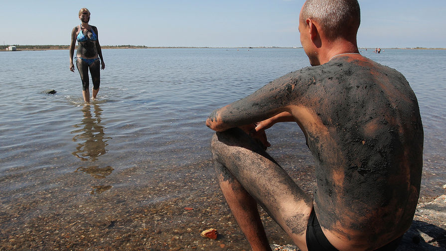 Черноморское побережье в крымском городе Саки, известном своими грязелечебницами, 2014 год