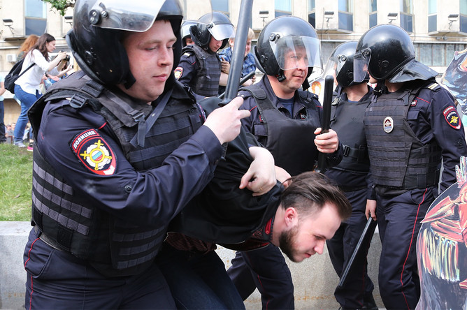 Задержание участника несанкционированного митинга на Тверской улице в Москве