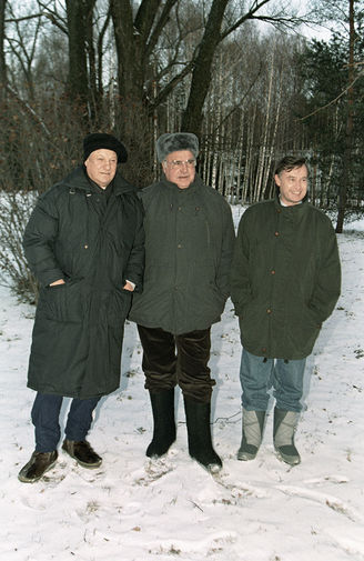 Президент России Борис Ельцин (слева) и федеральный канцлер ФРГ Гельмут Коль (в центре) во время посещения подмосковной резиденции в Завидово, 1992 год