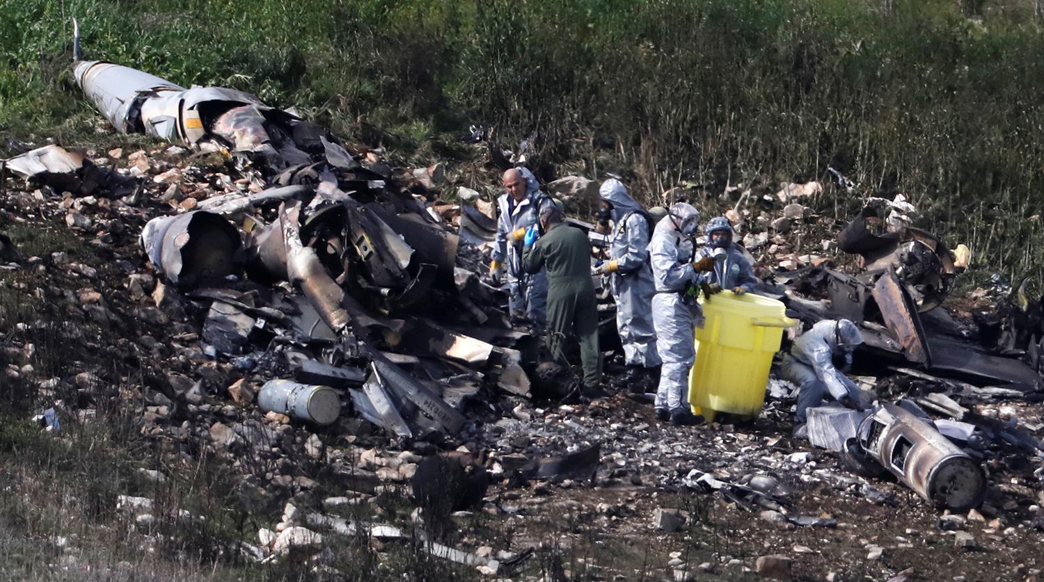 На месте крушения самолета F-16, сбитого с территории Сирии, 10 февраля 2018 года