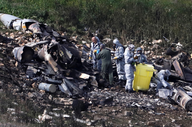 На месте крушения самолета F-16, сбитого с территории Сирии, 10 февраля 2018 года