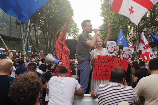 Участники акции протеста в Тбилиси, 9 июля 2019 года