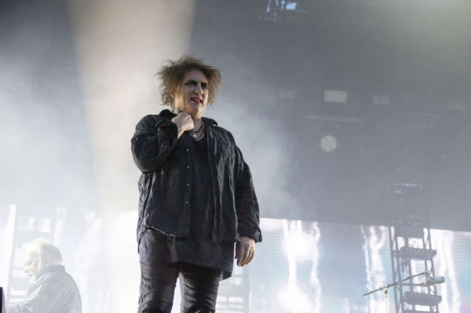 Вокалист группы The Cure Роберт Смит во время выступления на фестивале «Пикник «Афиши» в Москве, 3 августа 2019 года