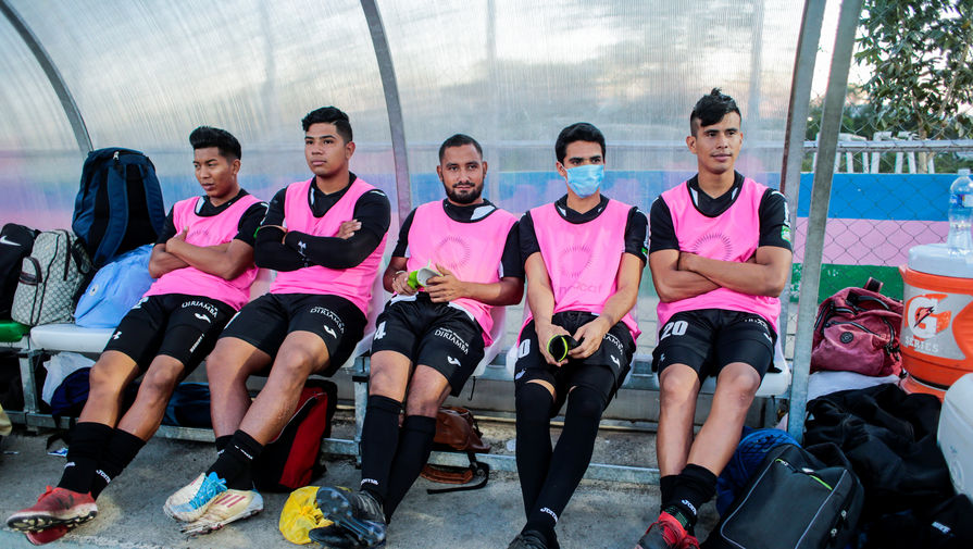 Футболисты клуба «Дирианхен» из чемпионата Никарагуа, который продолжается во время пандемии коронавируса