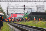 На месте схода с рельсов двух грузовых электровозов и одного порожнего вагона на станции Купчинская во Фрунзенском районе в Санкт-Петербурге, 28 июля 2020 года