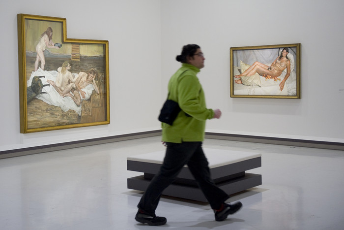 Посетитель выставки работ Люсьена Фрейда в&nbsp;парижском Центре Помпиду между&nbsp;картинами &laquo;After Cezanne&raquo; и &laquo;Irishwoman on a Bed&raquo;
