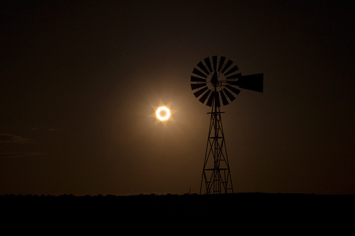 20&nbsp;мая. Солнечное затмение над&nbsp;Альбукерке, Нью-Мексико. 