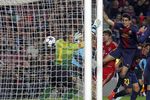 Томас Мюллер забивает третий гол в ворота «Барселоны»