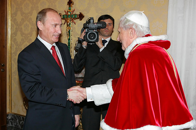 Владимир Путин во время встречи с прежним папой Бенедиктом XVI в библиотеке Апостольского дворца