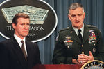 Министр обороны США Уильям Коэн (слева) и председатель Объединенного комитета начальников штабов Генри Шелтон отвечают на вопросы об участии США в ударах НАТО по Сербии во время пресс-конференции в Пентагоне