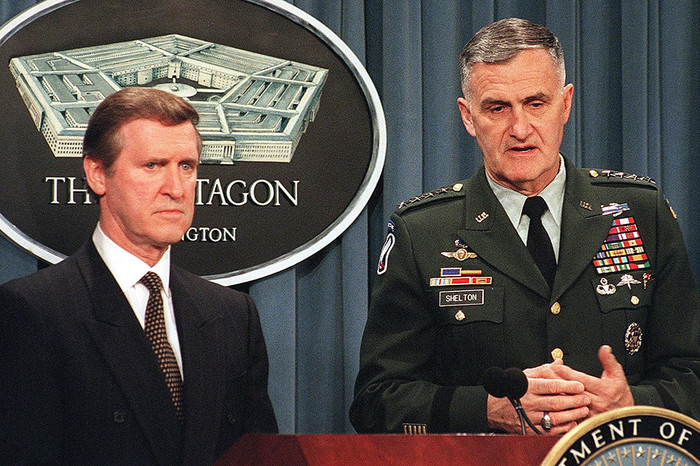 Министр обороны США Уильям Коэн (слева) и председатель Объединенного комитета начальников штабов Генри Шелтон отвечают на&nbsp;вопросы об участии США в&nbsp;ударах НАТО по&nbsp;Сербии во время пресс-конференции в&nbsp;Пентагоне