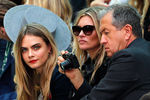 Модель Кара Делевинь, Кейт Мосс и фотограф Марио Тестино наблюдают на показами на лондонской Неделе моды