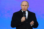 Владимир Путин выступает на митинге-концерте «Мы вместе», посвященном годовщине присоединения Крыма к России, на Васильевском спуске