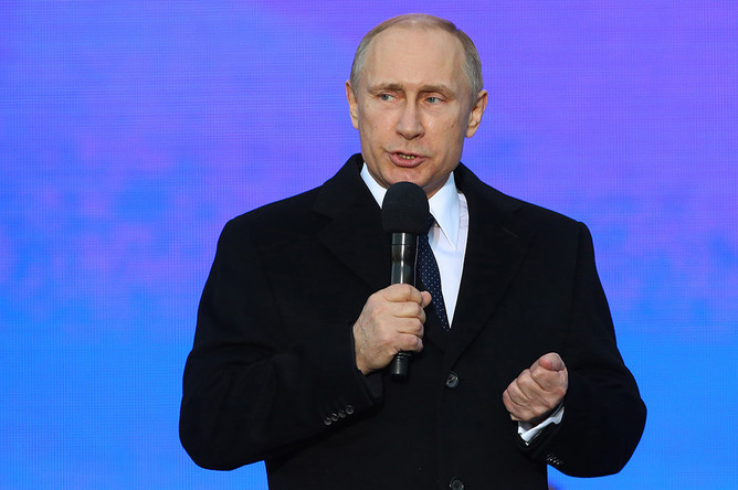 Владимир Путин выступает на митинге-концерте «Мы вместе», посвященном годовщине присоединения Крыма к России, на Васильевском спуске