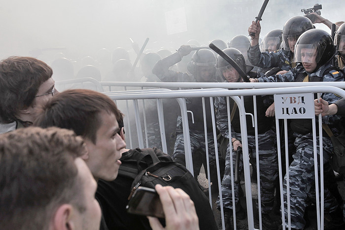 Сотрудники правоохранительных органов оттесняют участников митинга «Марш миллионов» на Болотной площади