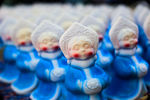Фигурки Снегурочек в цехе ручной росписи на фабрике игрушек «Бирюсинка» в Красноярске, 2014 год