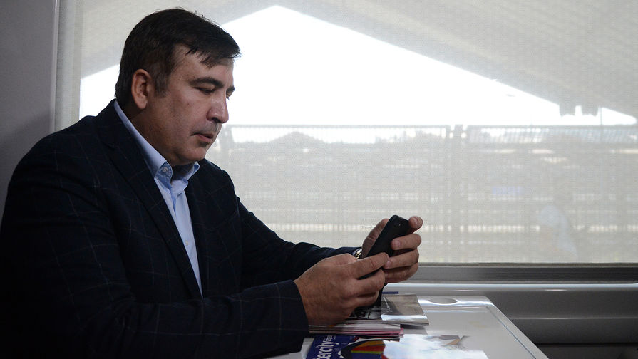Экс-президент Грузии, бывший губернатор Одесской области Михаил Саакашвили в вагоне поезда на железнодорожном вокзале в польском Пшемышле