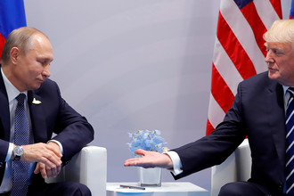Президент России Владимир Путин и президент США Дональд Трамп во время первой встречи на саммите G20 в Гамбурге, июль 2017 года