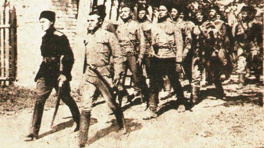 Добровольцы вступают в занятый город. Октябрь 1919 года