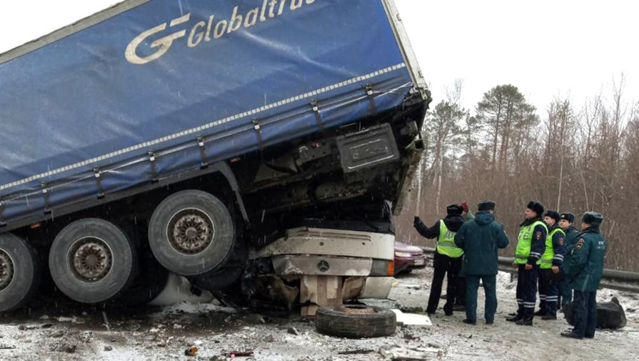 Ситуация на месте ДТП на 472 километре федеральной трассы М-7 &laquo;Волга&raquo;, где столкнулись семь автомашин, 10 января 2020 года