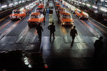 С главного конвейера завода «АвтоВАЗ» сходят готовые машины, 1984 год