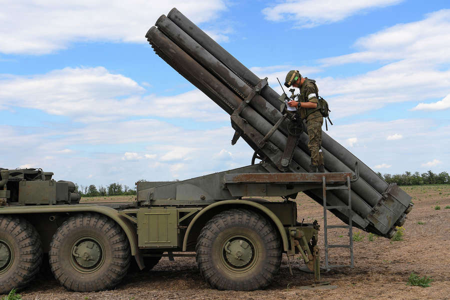 Военнослужащий Вооруженных сил РФ, задействованный в специальной военной операции на Украине на южном направлении, на позиции реактивной системы залпового огня «Ураган»