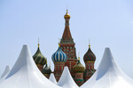 Шатры в центре Москвы во время проведения книжного фестиваля «Красная площадь», 3 июня 2023 года