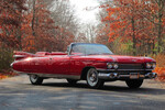 Cadillac Eldorado
<br><br>
Выпущенный в 1959 году Cadillac Eldorado можно назвать образцом вошедшего в моду «плавникового стиля». Крупные хромированные бамперы делали автомобиль монументальным, но его силуэт оставался стремительным. Дополняли образ шины с белыми боковинами, отсылающие к автомобилям предыдущих эпох.