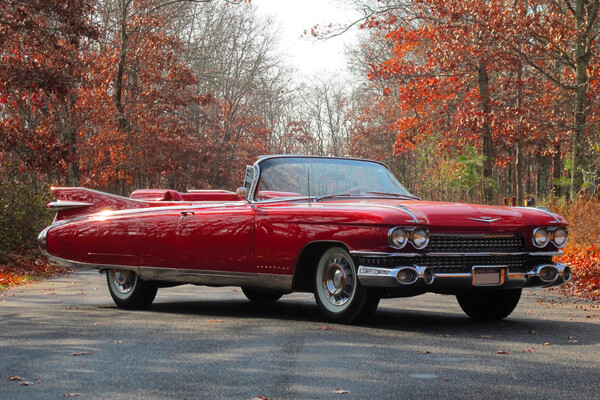 Cadillac Eldorado
<br><br>
Выпущенный в&nbsp;1959 году Cadillac Eldorado можно назвать образцом вошедшего в&nbsp;моду «плавникового стиля». Крупные хромированные бамперы делали автомобиль монументальным, но его силуэт оставался стремительным. Дополняли образ шины с&nbsp;белыми боковинами, отсылающие к&nbsp;автомобилям предыдущих эпох.