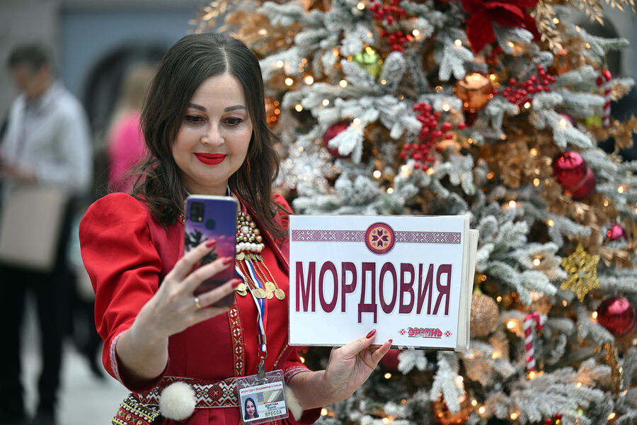 Журналист перед&nbsp;началом специальной программы &laquo;Итоги года с&nbsp;Владимиром Путиным&raquo; в&nbsp;Гостином Дворе, 19&nbsp;декабря 2024&nbsp;года