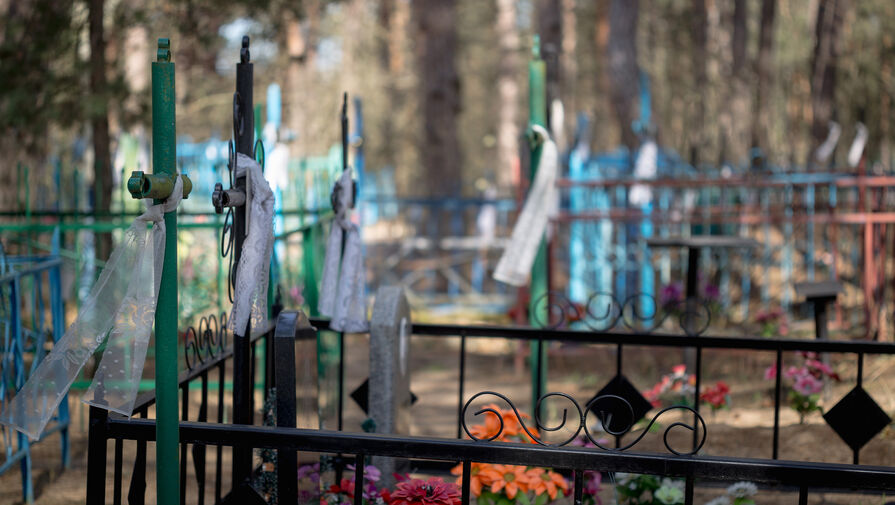 Осквернили сразу трех: в Петербурге блогер занялась сексом с возлюбленным на кладбище