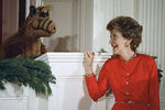Первая леди США Нэнси Рейган с главным героем сериала «Альф» на детском рождественском вечере в Белом доме, 1987 год