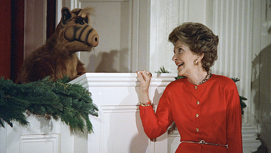 Первая леди США Нэнси Рейган с главным героем сериала «Альф» на детском рождественском вечере в Белом доме, 1987 год