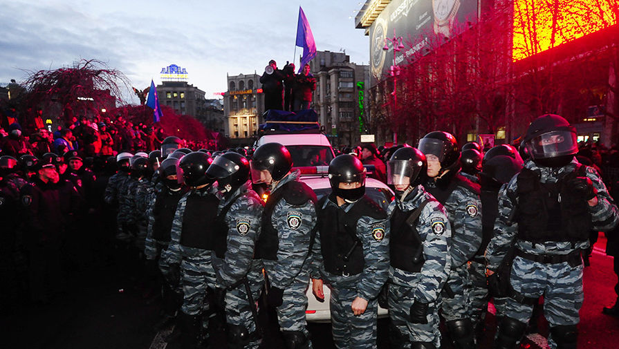 Сотрудники спецподразделения «Беркут» МВД Украины во время акции протеста в центре Киева, 30 ноября 2013 года