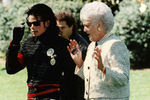 Барбара Буш и певец Майкл Джексон в саду Белого дома 1990 год, 