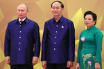 Президент России Владимир Путин и президент Вьетнама Чан Дай Куанг с супругой Нгуен Тхи Хиен перед совместным фотографированием участников 25-го саммита «Азиатско-Тихоокеанского экономического сотрудничества» (АТЭС) во Вьетнаме, 10 ноября 2017 года