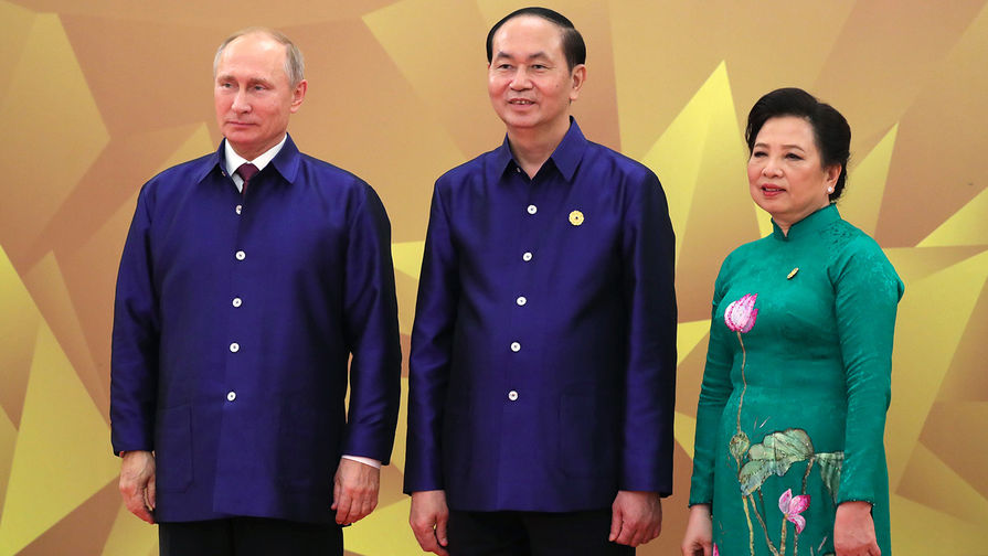 Президент России Владимир Путин и президент Вьетнама Чан Дай Куанг с&nbsp;супругой Нгуен Тхи Хиен перед&nbsp;совместным фотографированием участников 25-го саммита &laquo;Азиатско-Тихоокеанского экономического сотрудничества&raquo; (АТЭС) во Вьетнаме, 10 ноября 2017 года