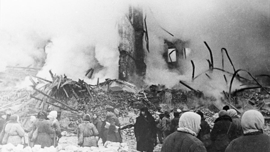Жители Ленинграда стоят у разрушенного артобстрелом жилого дома в дни блокады