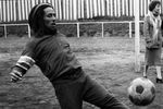 Боб Марли во время тренировки на футбольном поле в Париже, 1977 год