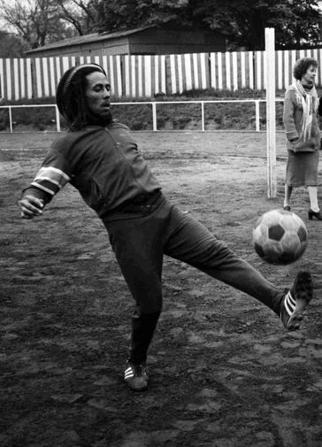 Боб Марли во время тренировки на&nbsp;футбольном поле в&nbsp;Париже, 1977 год