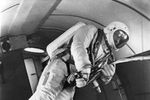 Космонавт Алексей Леонов в самолете-лаборатории во время тренировки на невесомость во время подготовки к полету на космическом корабле «Восход-2», 1965 год
