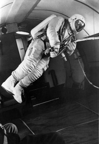 Космонавт Алексей Леонов в самолете-лаборатории во время тренировки на невесомость во время подготовки к полету на космическом корабле &laquo;Восход-2&raquo;, 1965 год