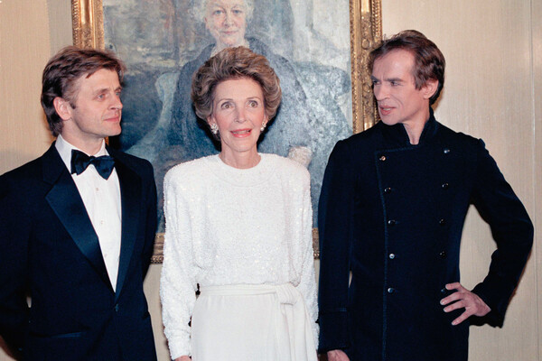 Михаил Барышников (слева), первая леди США Нэнси Рейган и Рудольф Нуриев в&nbsp;Метрополитен-опера в&nbsp;Нью-Йорке, 1986&nbsp;год
