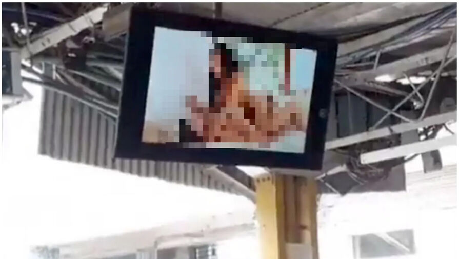 На вокзале в Индии вместо рекламы на экранах показали порно