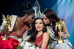 Победительница Miss Tiffany's Universe 2015 Трикси Маристела (в центре) с участницами конкурса