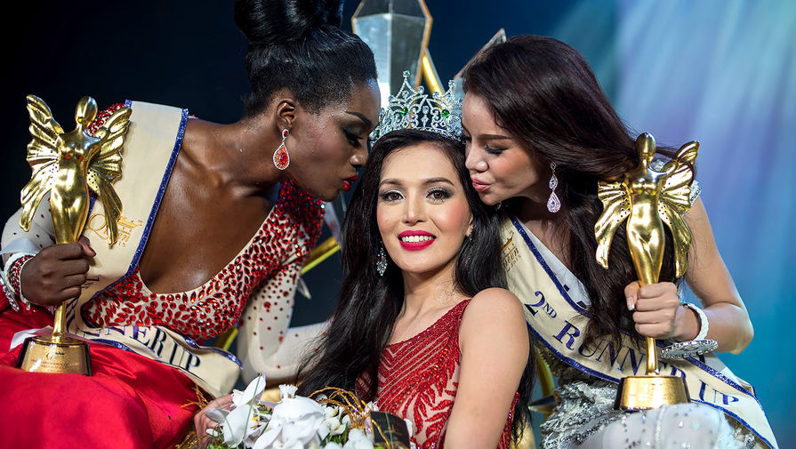 Победительница Miss Tiffany's Universe 2015&nbsp;Трикси Маристела (в центре) с&nbsp;участницами конкурса