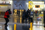 Полиция применяет против митингующих водометы и слезоточивый газ