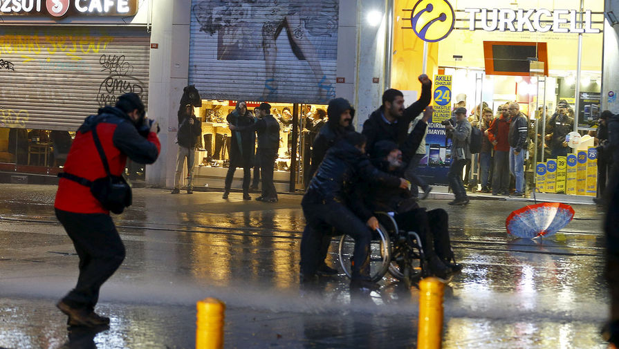 Полиция применяет против митингующих водометы и слезоточивый газ